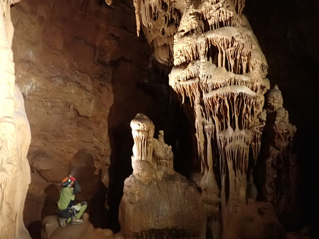 Faites de la spéléologie en Ardèche ! Explorez grottes et cavités secrètes lors d’une sortie encadrée par un guide passionné. Sensation !