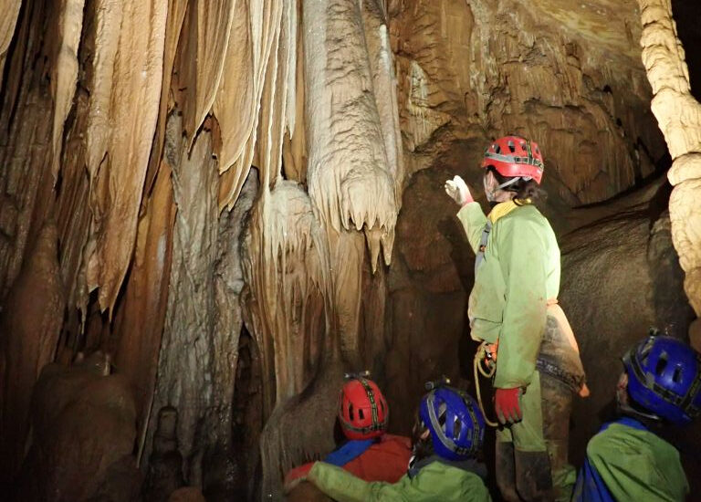 Faites de la spéléologie en Ardèche ! Explorez grottes et cavités secrètes lors d’une sortie encadrée par un guide passionné. Sensation !