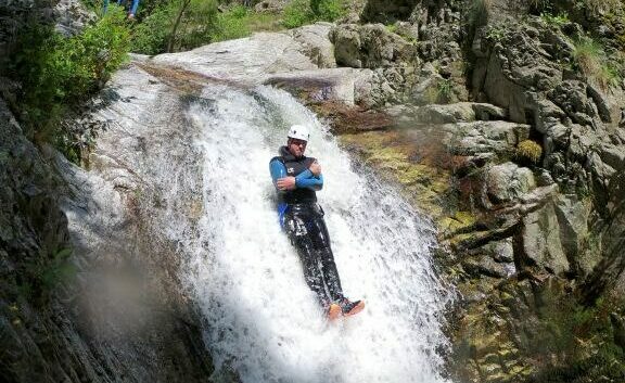 Plongez dans l’aventure avec le canyoning en Ardèche ! Sauts et toboggans naturels dans des décors sauvages, sensations fortes. Osez !