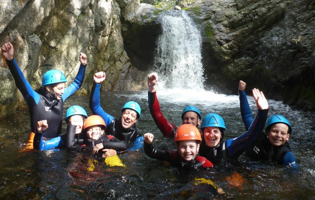 Plongez dans l’aventure avec le canyoning en Ardèche ! Sauts et toboggans naturels dans des décors sauvages, sensations fortes. Osez !