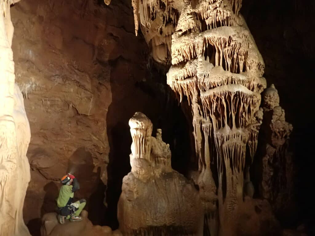 Lire la suite à propos de l’article Spéléologie en Ardèche et dans le Gard : La Traversée Arva-Grotte Claire, une aventure souterraine inoubliable
