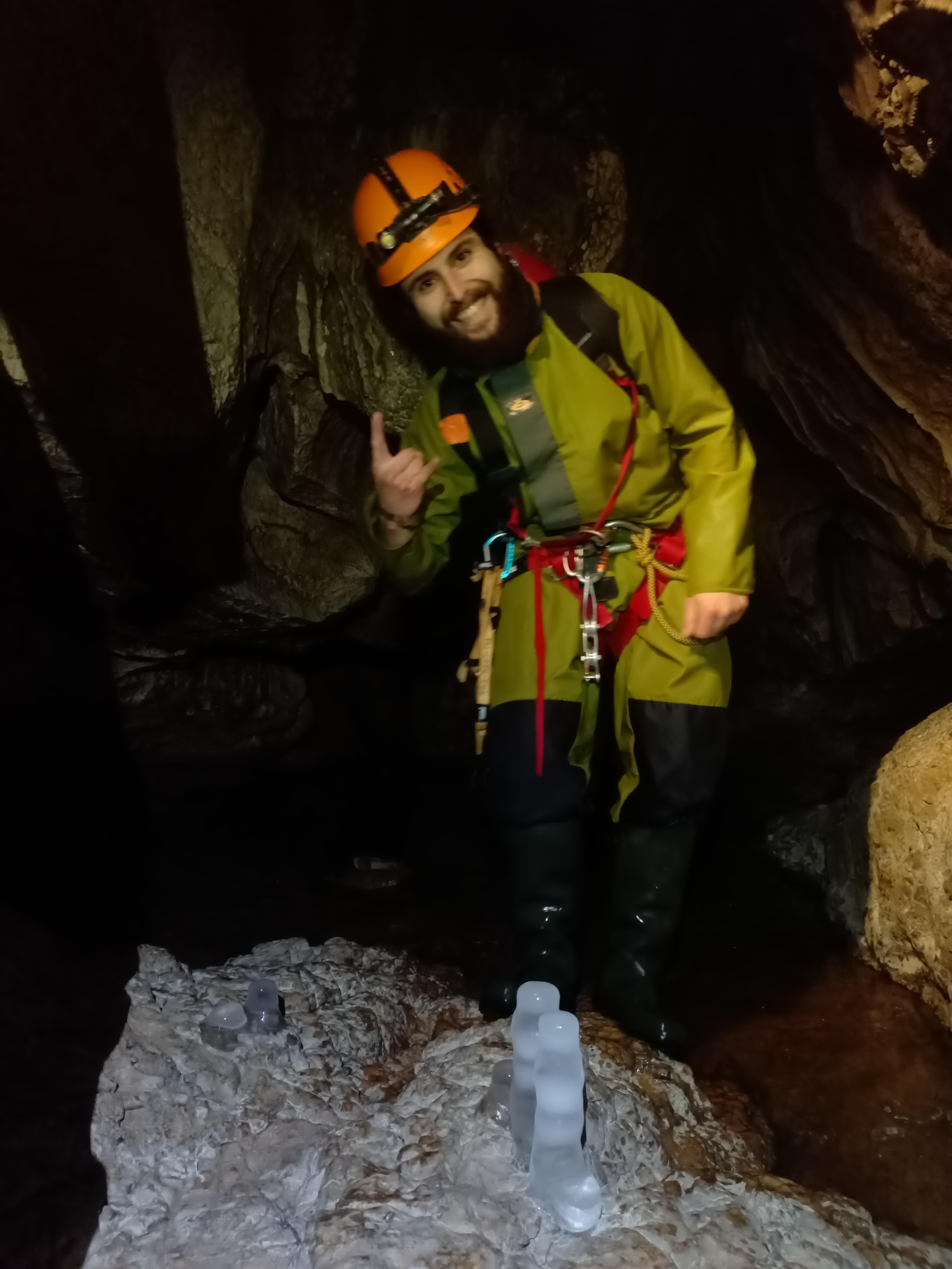 Pierre en tenue complète de spéléologie